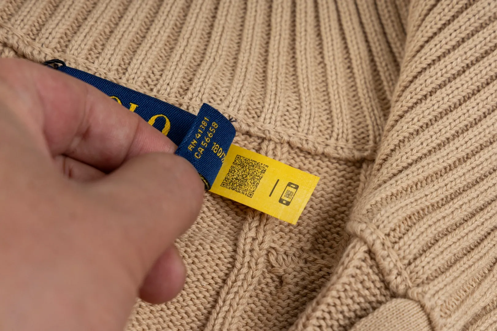 P236 #R92 RALPH LAUREN Ralph Lauren fifteen colors classic small label embroidery logo turtleneck pullover half-zip knitted cable sweater with high-density LOGO embroidery on the chest and original customized tag accessories. Made of pure cotton yarn, pure cotton is skin-friendly and comfortable, small label war horse embroidered twist turtleneck sweater 🐎 high quality, follow the blogger to learn how to wear it! Let’s buy a Ralph Lauren cable sweater. It’s a super hard-to-find series after it became popular. It’s hard to find one on the official website. It’s simple and practical to wear, with a lazy and loose feel. The thickened fabric has more texture, feels soft and delicate, and has a loose fit. Whether worn alone or layered, you can wear different styles of fashion with just one piece!   Size：XS S M L